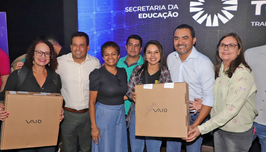 Em uma cerimônia com secretários de Estado e deputados, além de autoridades locais, notebooks foram entregues aos profissionais da educação em Araguaína.