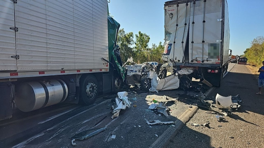 Carro de passeio ficou totalmente destruído. Foto: Divulgação/ PRF