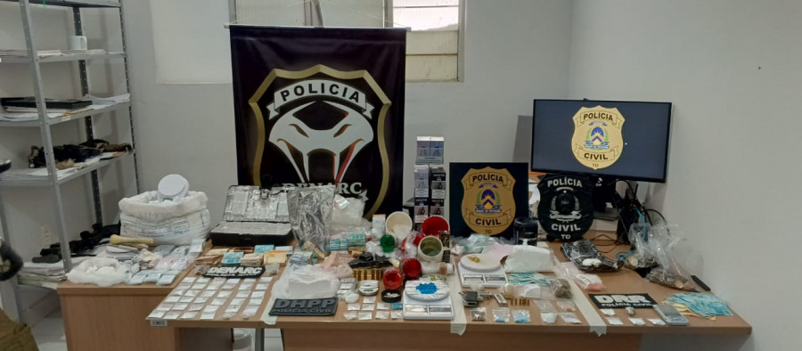 Drogas, armas e dinheiro apreendidos na operação.