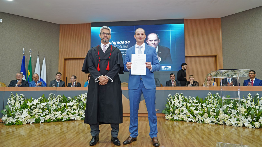 À esq., Luciano Casaroti que encerra dois mandatos consecutivos de procurador-geral de Justiça