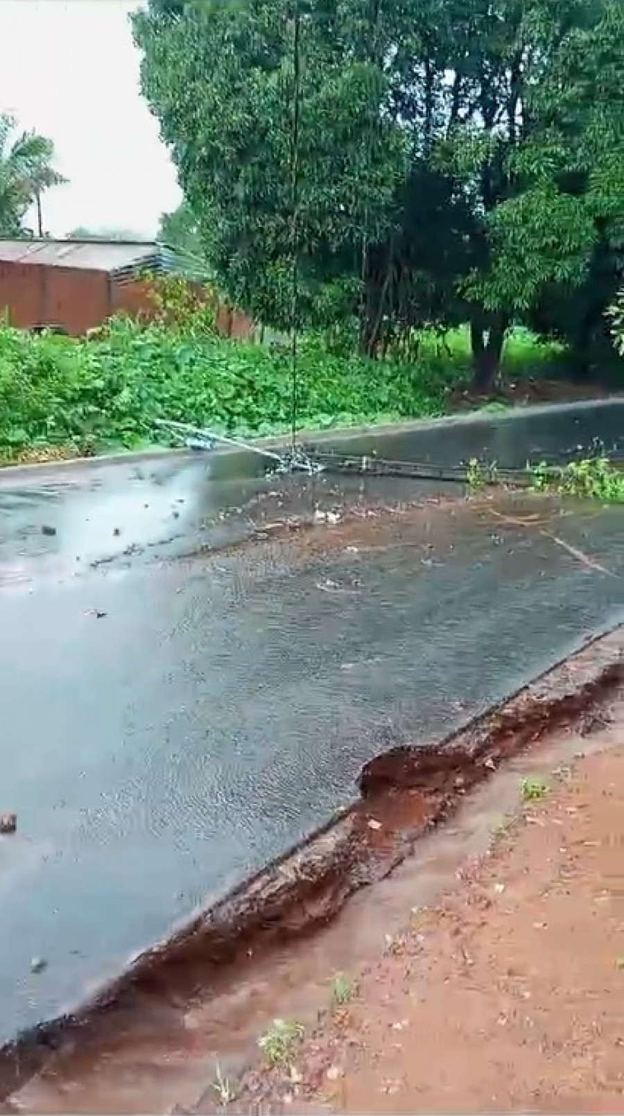 Chuva forte comprometeu o asfalto e um poste de energia caiu devido erosão na base no Setor Monte Sinai.