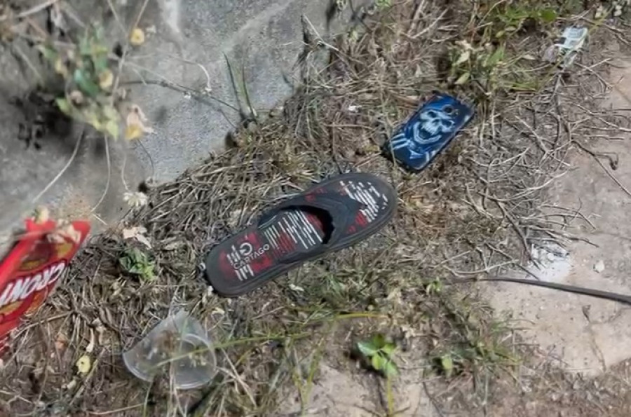 Par de sandálias e celular encontrados ao lado do corpo da vítima no setor Noroeste, em Araguaína.