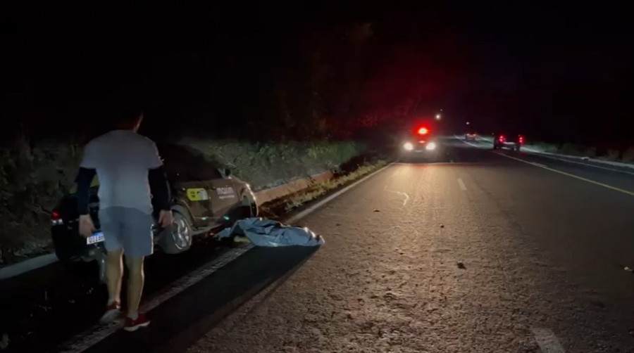 Veículo acidentado após motorista sofrer parada cardíaca na BR-153 (TO). Equipes do SAMU e PRF no local onde Ronaldo Nascimento da Silva (43) morreu; passageira saiu ilesa