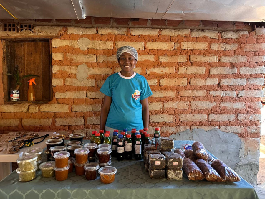 Cena que resume a festa: trabalho coletivo, saberes ancestrais e empreendedorismo. Ela exibe a rapadura pronta.