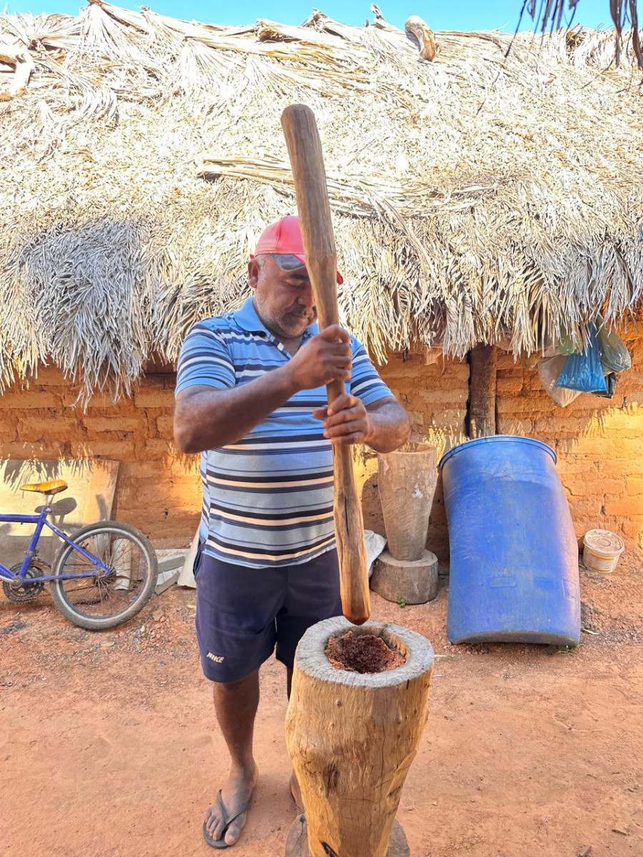 Ele bate o pilão - ciclo que move a economia quilombola.