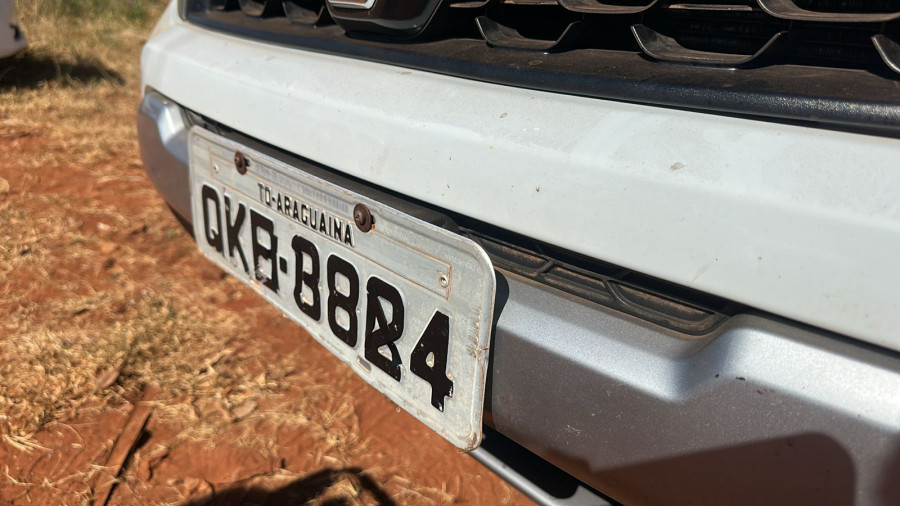 Placa foi adulterada com fita isolante, segundo a polícia.