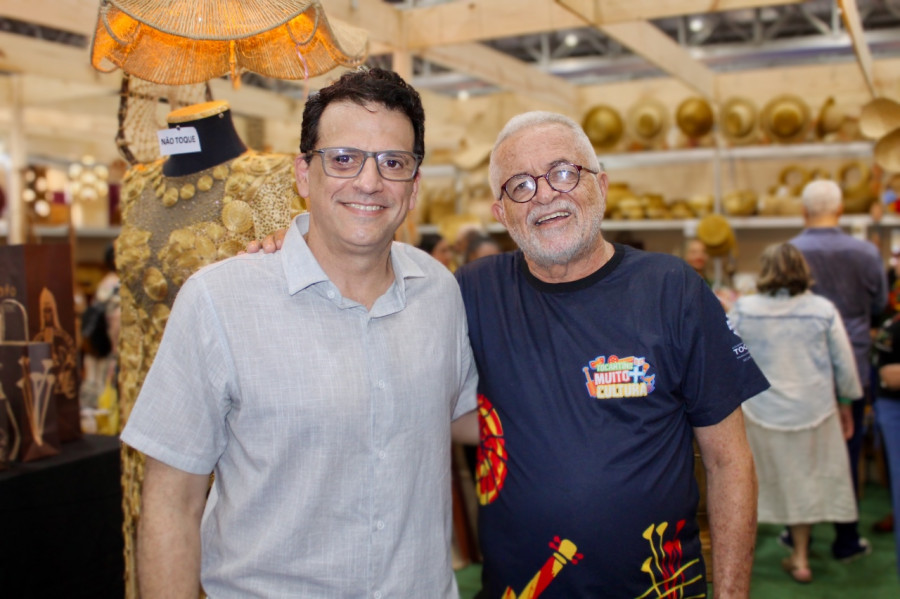 O secretário da Cultura do Tocantins, Tião Pinheiro, recebe o presidente da Fundação de Cultura de Mato Grosso do Sul, Eduardo Mendes, no estande tocantinense da Fenearte 2025 — um encontro que fortalece os laços culturais entre os estados Fotos: Paulo Gualberto/Governo do Tocantins