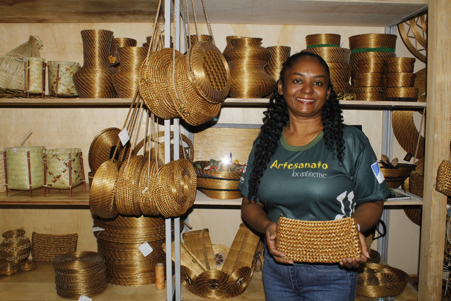 Com mais de 20 anos de trajetória no artesanato em capim-dourado, Eliene Bispo apresenta na Fenearte 2025 sua nova coleção inspirada nas filigranas de Natividade — peças que já conquistaram o mercado internacional, com exportações para sete países Foto: Paulo Gualberto/Governo do Tocantins