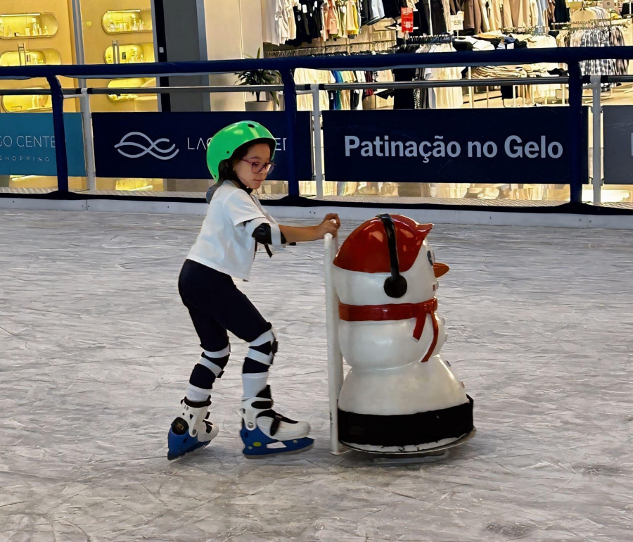 As crianças abraçaram com muita animação e entusiasmo a pista de patinação no gelo, que iniciou as atividades logo no começo do mês e continua em funcionamento à disposição dos visitantes