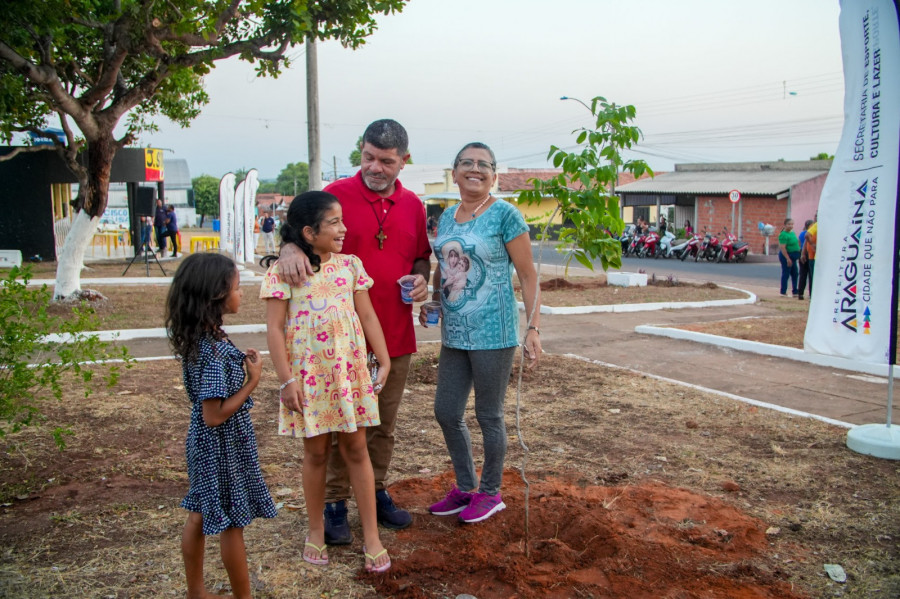 A moradora Carmem Souza celebrou a revitalização da praça ao lado da família e destacou a importância do novo espaço para o bairro.