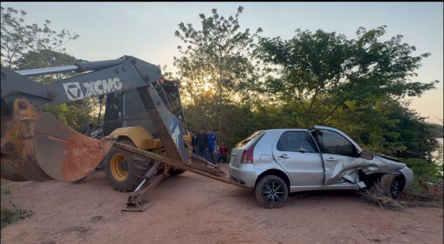 Veículo foi retirado do rio com ajuda de uma retroescavadeira. Foto: AN