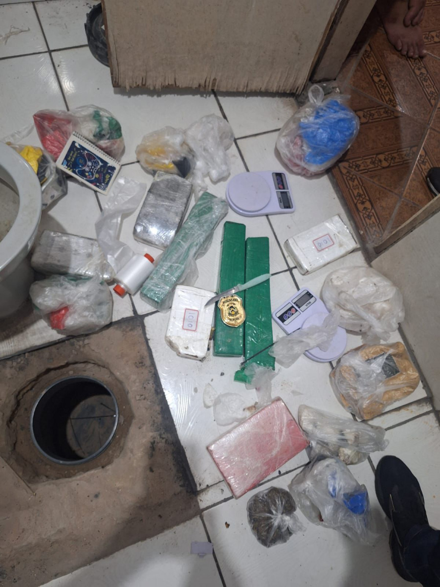 Entorpecente estava escondido dentro de um fundo falso de uma residência