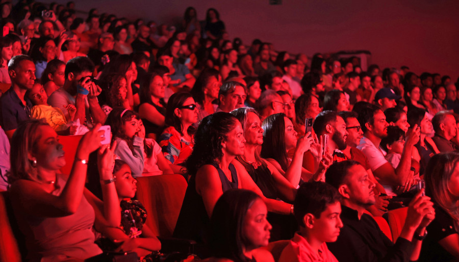 O público acompanhou deslumbrado o show de cores, sons e movimentos, proporcionado pelo espetáculo de fim de ano
