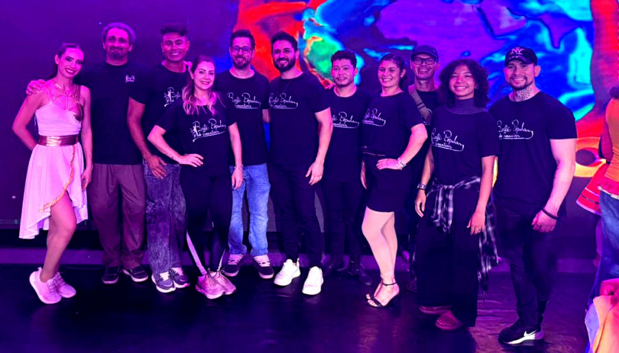 O coordenador do projeto, Jefferson Marques (ao centro), comemorou com os professores do Balé Popular o sucesso de mais um ano de dedicação