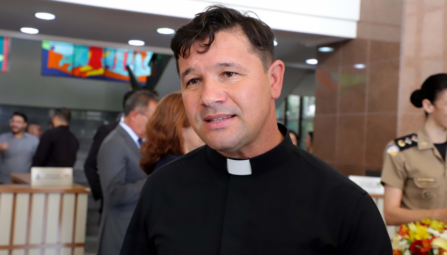 Padre Agenor Vieira conduz momento de oração durante a recepção da imagem peregrina de Nossa Senhora Aparecida