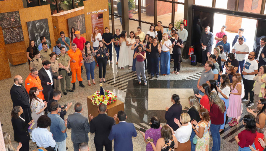 Imagem foi acolhida na entrada principal do Palácio Araguaia, onde uma breve celebração religiosa destacou valores como fé, união e esperança