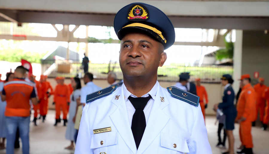 Formando Manoel Pereira da Silva celebrou a conclusão do Curso de Habilitação de Oficiais da Administração;