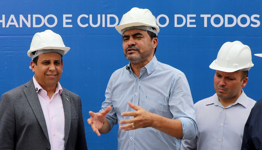 Durante a vistoria, o chefe do Executivo anunciou o pagamento de 1,3 mil progressões para os profissionais da área;