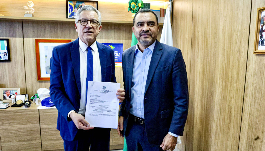 Ao lado de representantes da bancada federal tocantinense, o governador participou de reunião com o ministro da Saúde, Alexandre Padilha.