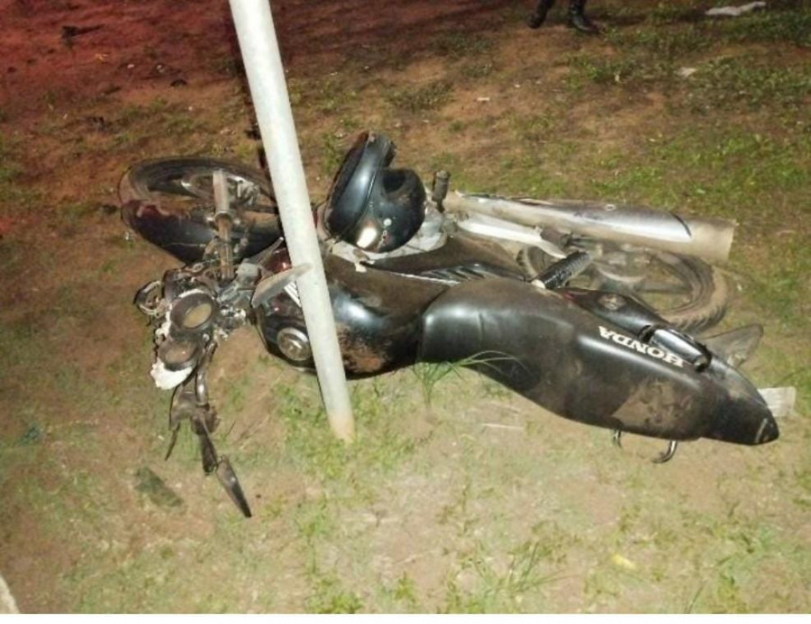 Motocicleta envolvida no acidente foi encontrada caída às margens da Avenida Filadélfia, no bairro São João.