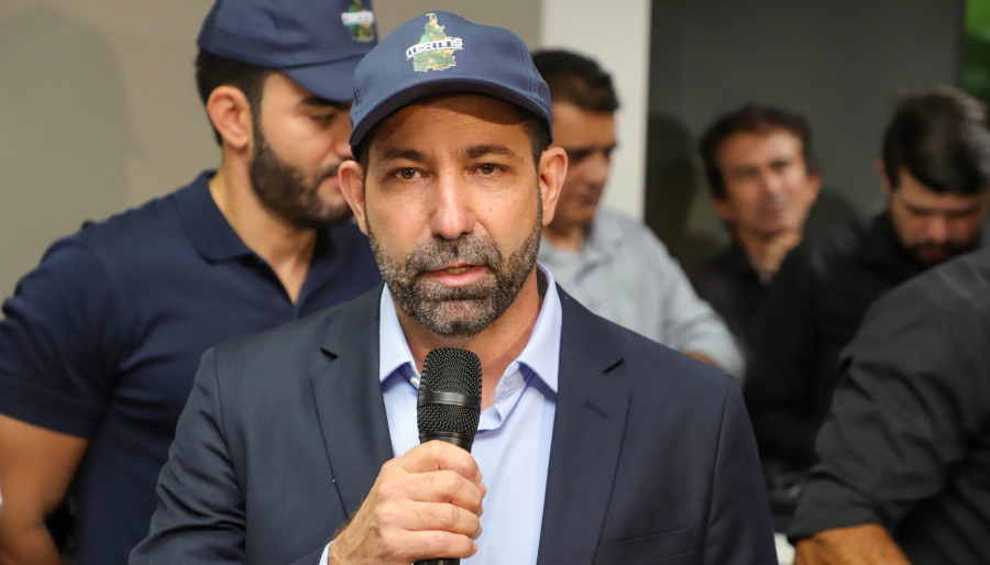 O chefe da Assessoria Jurídica do Itertins, Edimar Ferreira, que atualmente responde pela autarquia, destaca os avanços do processo digital de regularização fundiária durante a solenidade;