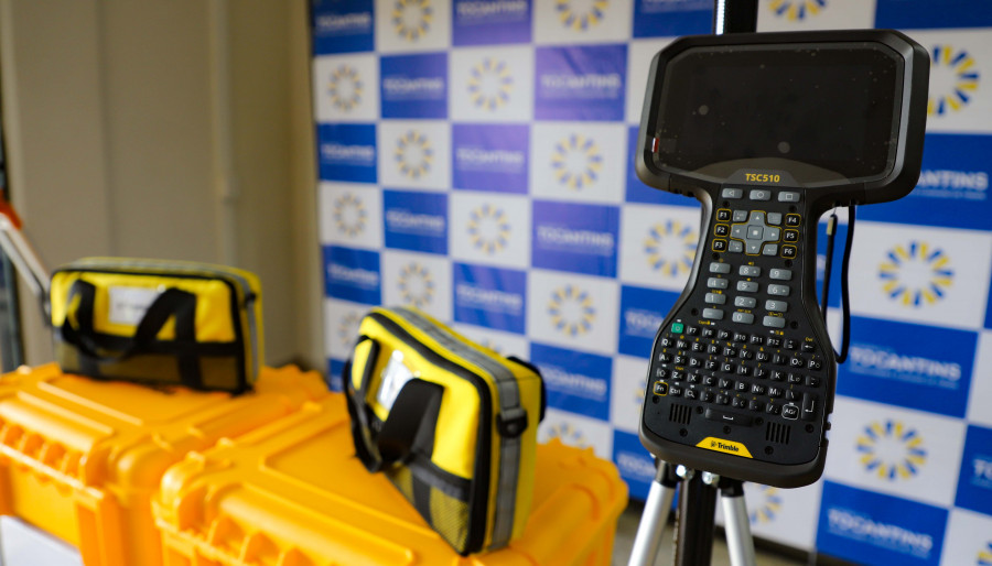 Durante a solenidade, realizada na sede do Itertins, também foram entregues equipamentos GNSS Trimble R12i, que serão utilizados nos trabalhos de georreferenciamento.