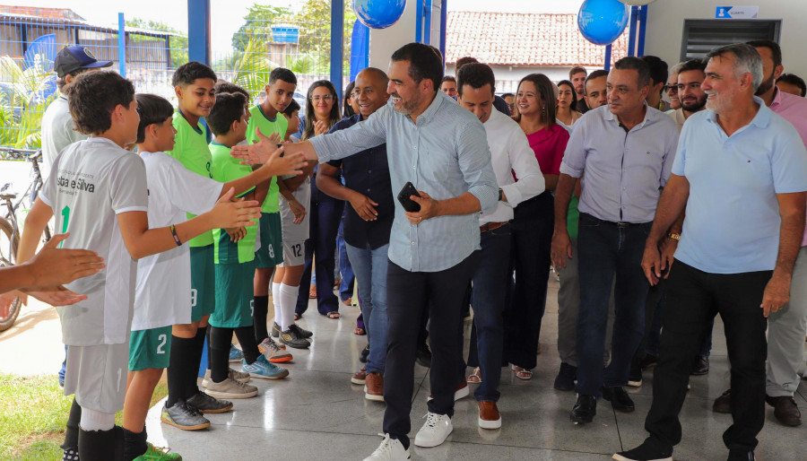 Governador Wanderlei Barbosa cumprimenta alunos da Escola Estadual Presidente Costa e Silva, em Barrolândia;