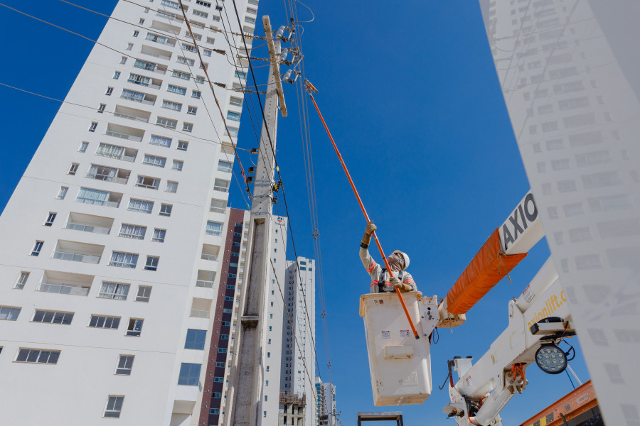 Manutenção preventiva da Energisa fortalece a rede elétrica diante do aumento de raios no período chuvoso.
