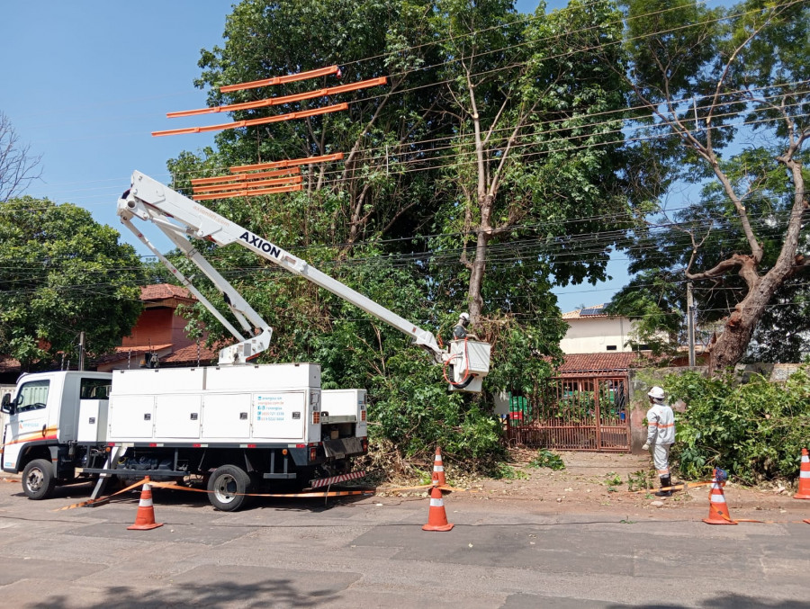 Inspeções, troca de equipamentos e poda de árvores reduzem impactos das descargas atmosféricas no fornecimento de energia.