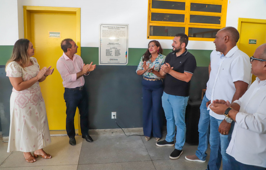 O prefeito Wagner Rodrigues ao lado de autoridades, servidores e alunos durante cerimônia de inauguração da nova sede da Escola Municipal Salomão Cardoso, no Bairro Senador, em Araguaína.