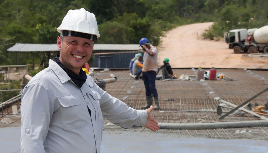 Um dos engenheiros responsáveis, Benhur Demori, explicou o estágio atual dos trabalhos - Foto: Márcio Vieira/Governo do Tocantins