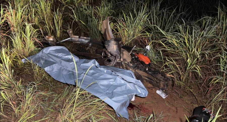 Motocicleta ficou destruída após colisão com picape; passageira morreu no local