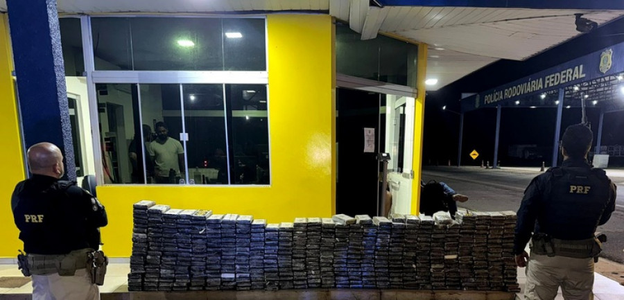 Foram localizados diversos tabletes de entorpecente ocultos no compartimento adulterado, totalizando cerca de 500 kg.