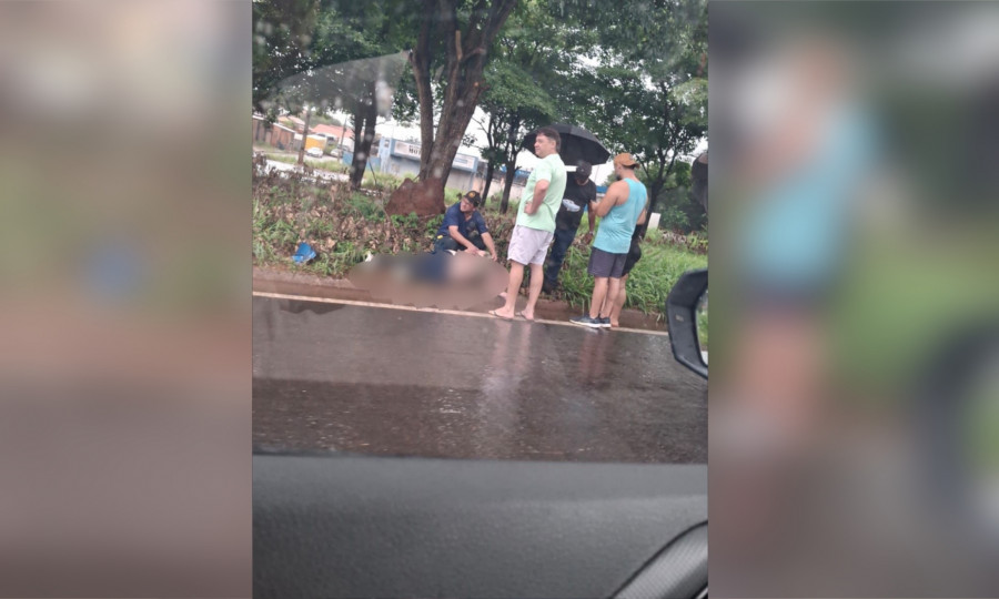 Motorista foi arremessado após perder o controle do carro em pista molhada