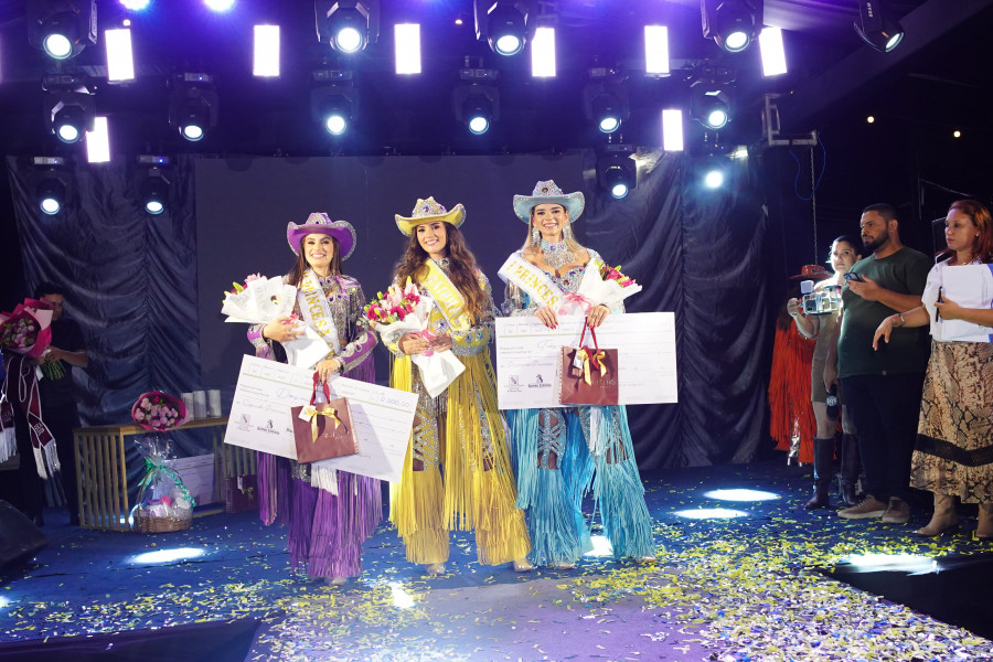 A Rainha Expoara 2026, Sophia Araújo (centro), posa ao lado de Ana Helena (à esquerda) e Lara Fabian (à direita), que completam a corte da feira como segunda e terceira colocadas.