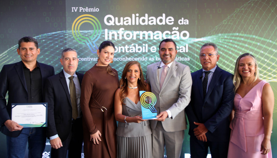 Também acompanharam a solenidade o titular da Seplan, Maurício Parizotto Lourenço, e demais servidores da Secretaria de Estado do Planejamento e Orçamento, que integram a equipe técnica responsável pelo trabalho de consolidação e pelo envio das informações contábeis e fiscais do estado
