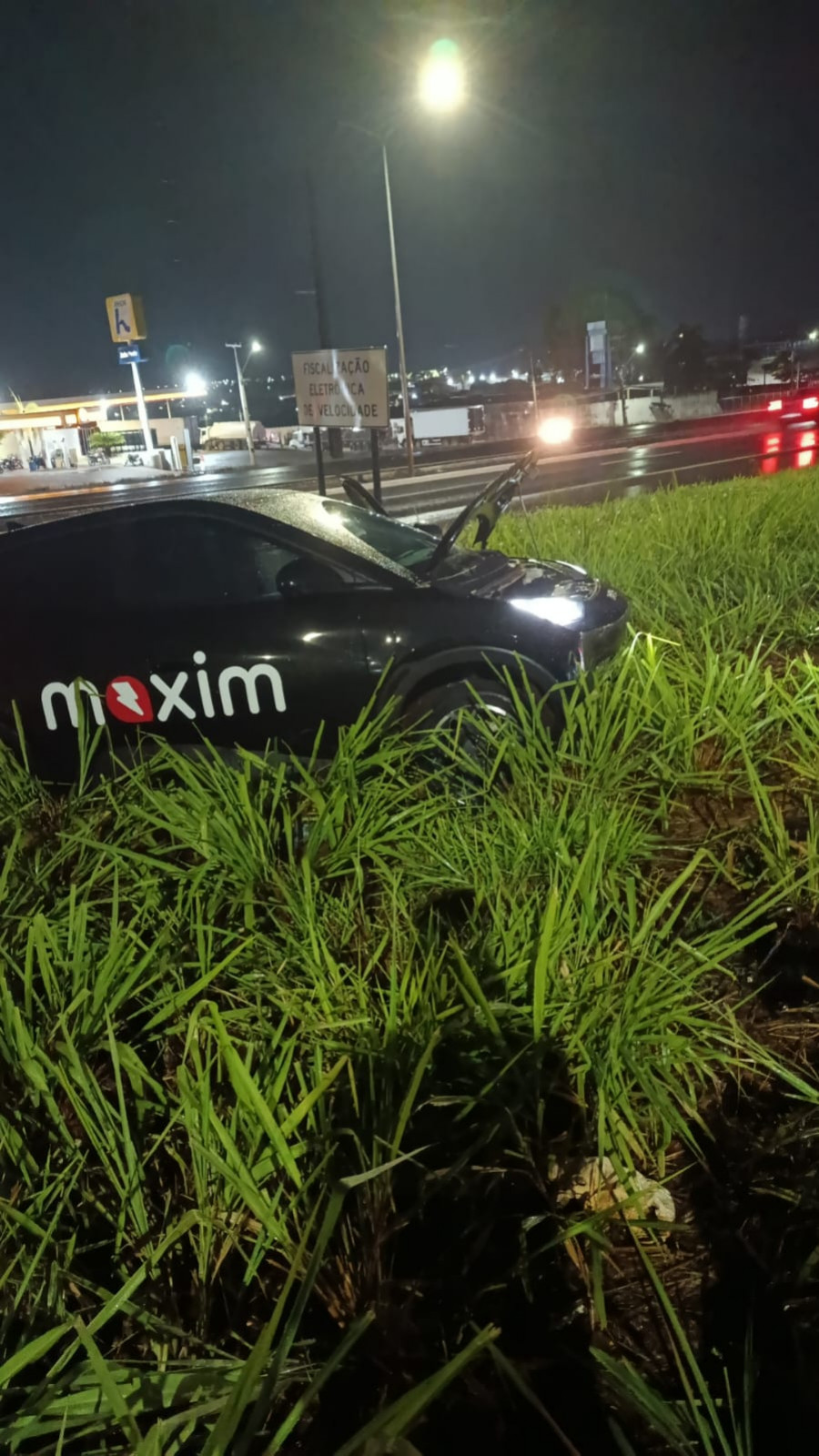Carro do motorista de aplicativo foi atingido na traseira. Foto: Divulgação