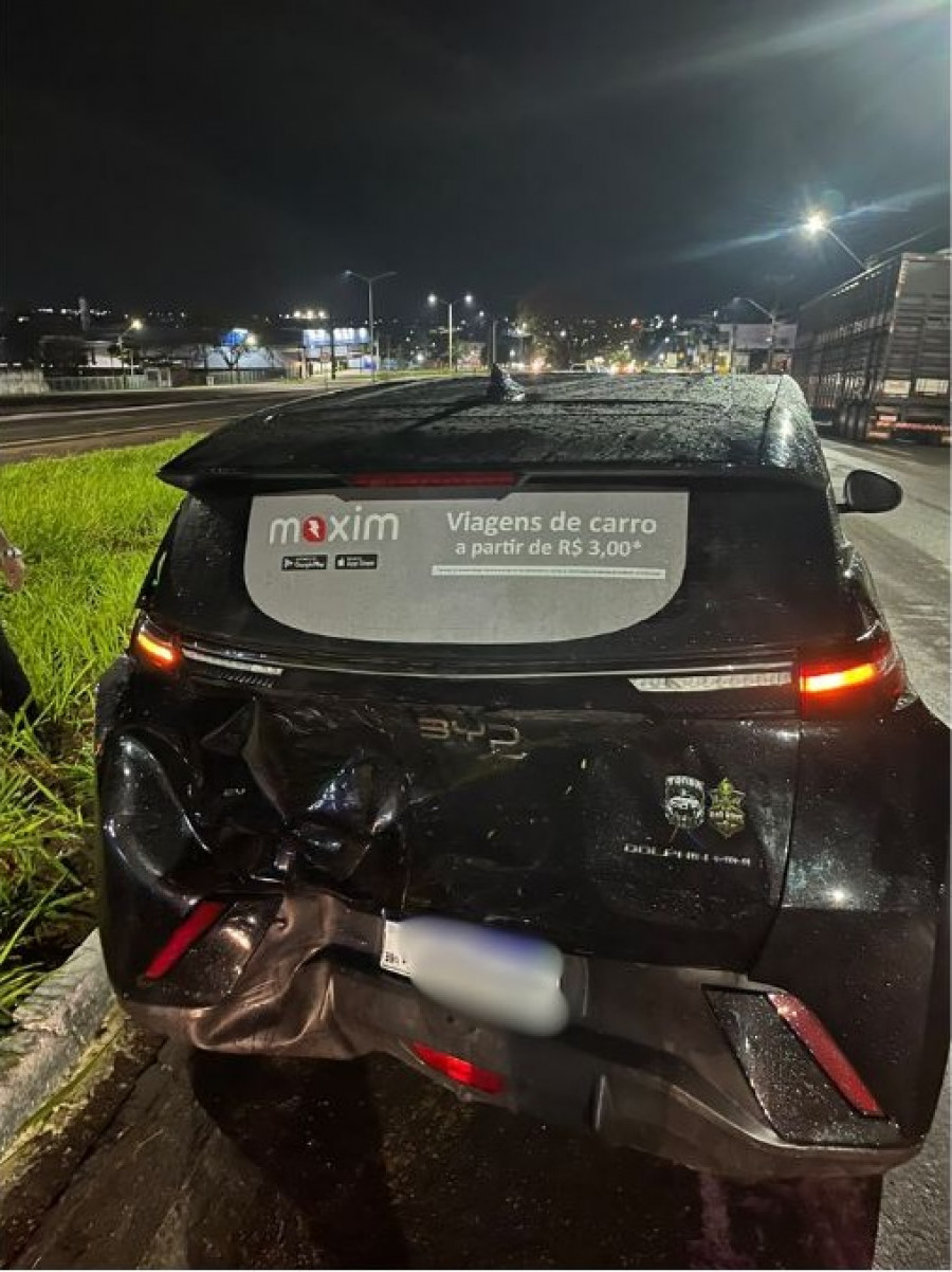 Carro de motorista de aplicativo foi atigido na traseira. Foto: Reprodução/Redes Sociais
