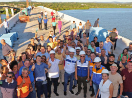 Governador Wanderlei Barbosa e equipe caminhando sobre a ponte durante a inspeção final antes da inauguração 