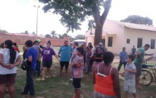 Pais se reúnem em frente a prefeitura de Palmeirante para pedir retomada do transporte escolar na zona rural.
