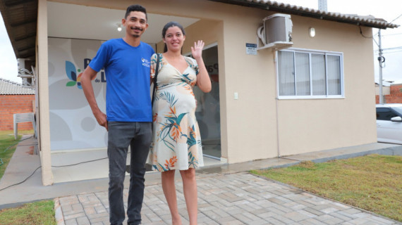 O casal Cléber Carlos e Maria Michele assinaram contrato para a aquisição da casa própria no Residencial Parque do Lago.