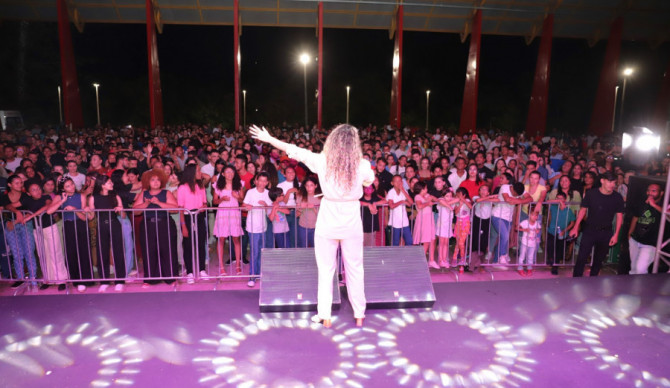 Os jovens cristãos se reuniram no Ginásio Pedro Quaresma para momentos de louvor a adoração por meio da música