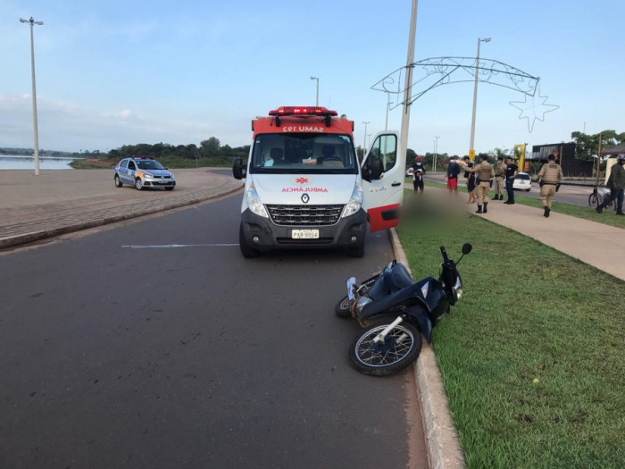 Homem morre e mulher fica gravemente ferida após colisão de moto contra