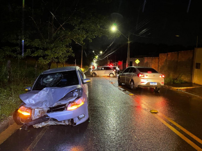 Carro ficou com a frente destruída. Foto: AN