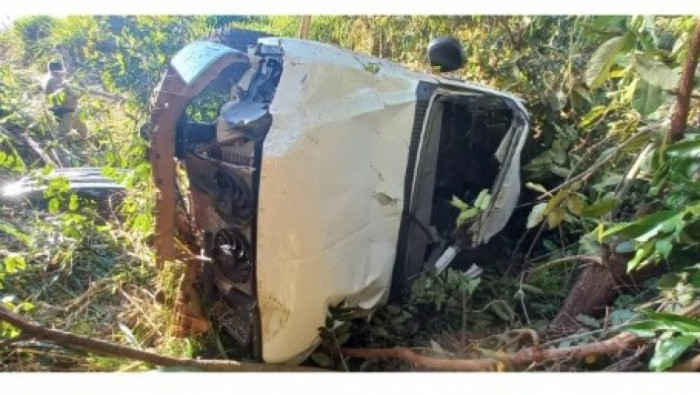 Veículo ficou totalmente destruído.