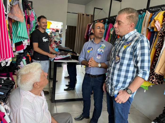 Amastha visitou comércios e falou de propostas a população. Foto: Divulgação