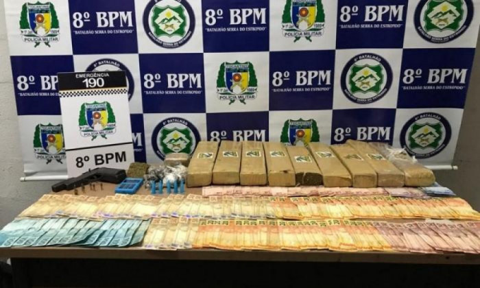 PM Apreende 10 Kg De Maconha Dinheiro E Moto Adulterada Em Casa Usada