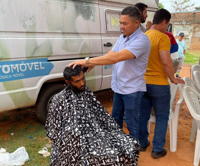 O técnico em enfermagem e servidor público Erismar Santos aprendeu a cortar na prática e há seis anos oferece o serviço para os colegas e em ações de voluntariado.