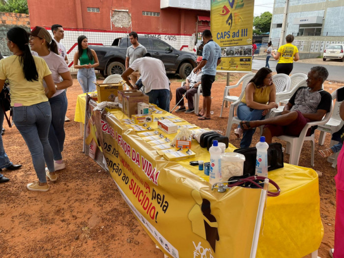 Quem procurou a tenda montada atrás da Nova Feirinha recebeu atendimentos em saúde com testes de glicemia, aferição de pressão, alimentação, corte de cabelo e os serviços do Consultório de Rua.
