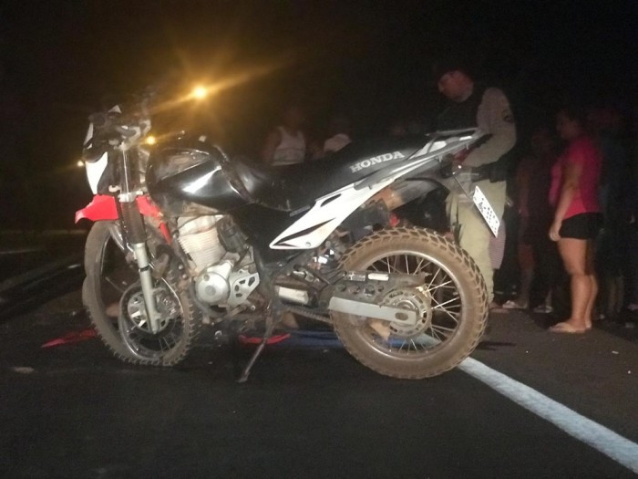 Homem morre após bater moto na traseira de caminhão na BR 153 em Araguaína